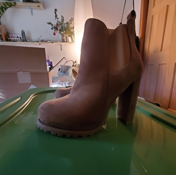 Brown tan tall heels - Picture 1 of 5